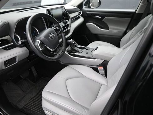 Used 2022 Toyota Highlander XLE image 9