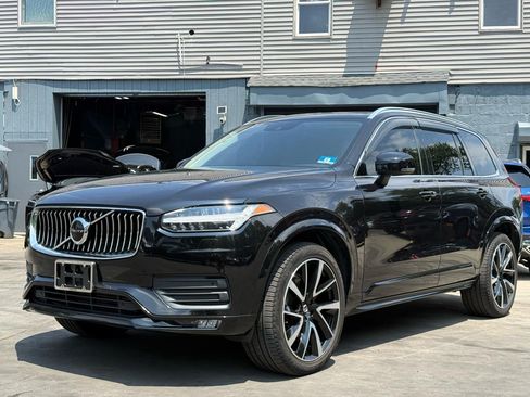 Used 2021 Volvo XC90 T6 Momentum AWD/4WD image 2