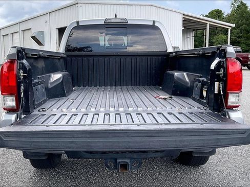 Used 2017 Toyota Tacoma TRD Sport w/ Tow Package RWD image 18