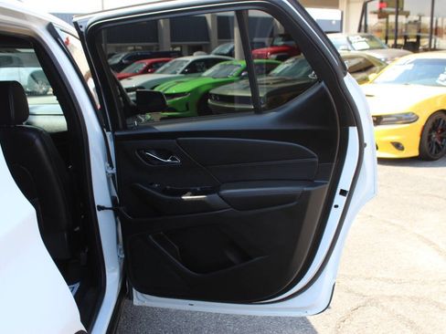 Used 2022 Chevrolet Traverse RS FWD image 13