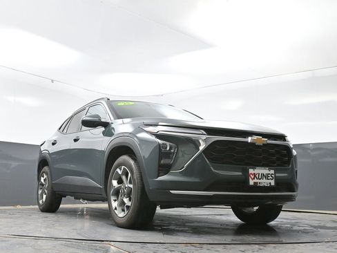 Used 2025 Chevrolet Trax LT FWD image 54
