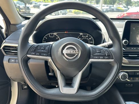 Used 2025 Nissan Altima 2.5 SV FWD image 17