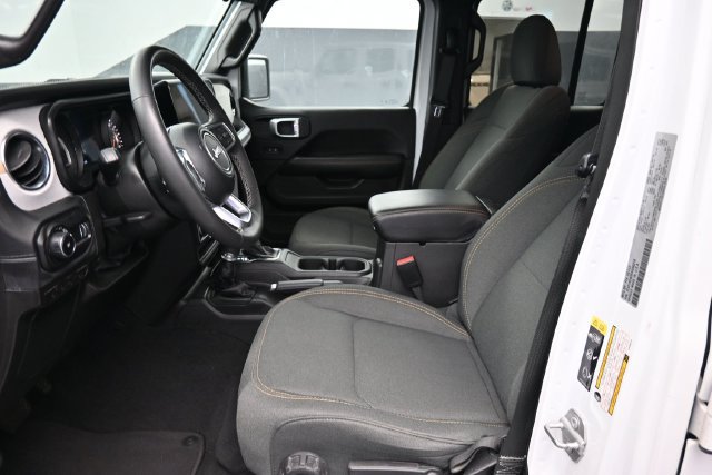 Used 2025 Jeep Wrangler Unlimited Sahara AWD/4WD image 16