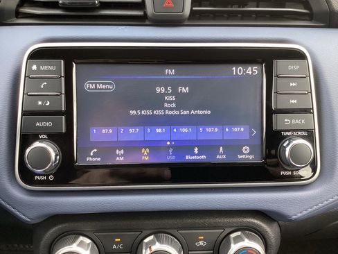 Used 2023 Nissan Versa SV image 5