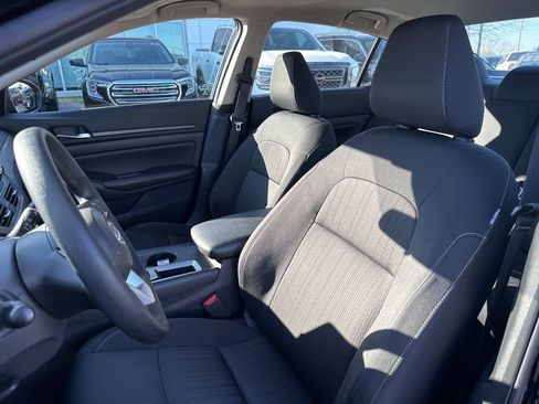 Used 2025 Nissan Altima 2.5 SV FWD image 15