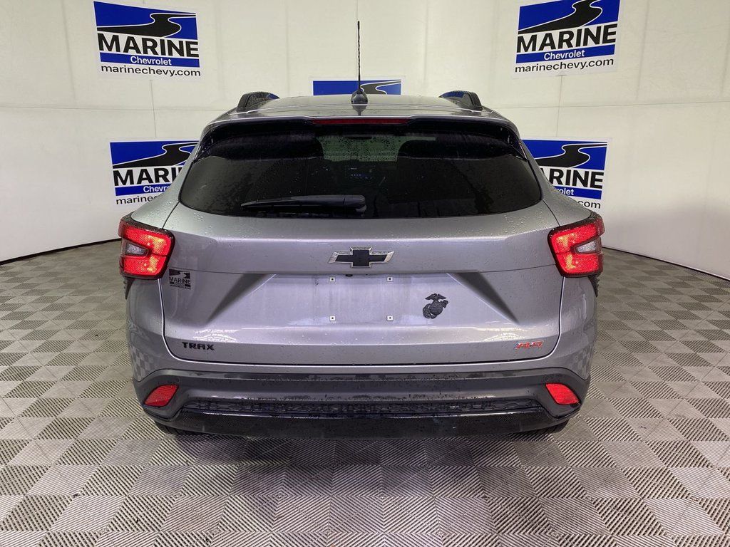 Used 2025 Chevrolet Trax RS w/ Driver Confidence Package FWD image 17