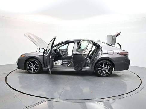 Used 2024 Toyota Camry SE image 40