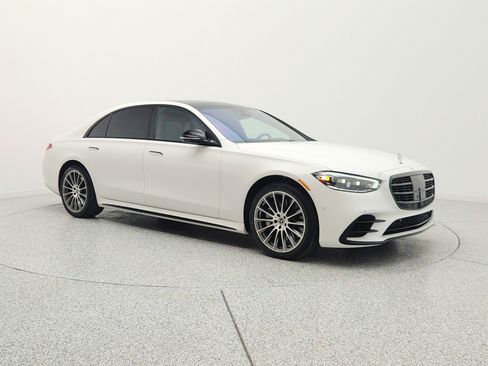 Used 2025 Mercedes-Benz S 580 4MATIC Sedan image 3