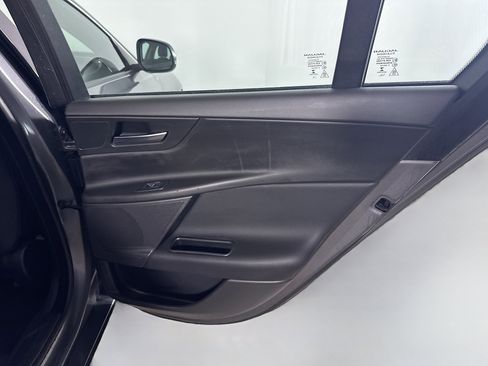 Used 2018 Jaguar XE Premium image 28