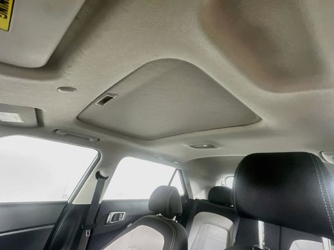 Used 2025 Hyundai Venue SEL FWD image 25