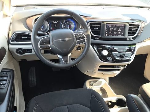 Used 2022 Chrysler Voyager LX FWD image 11