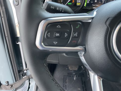 Used 2025 Jeep Wrangler Unlimited Sahara AWD/4WD image 18