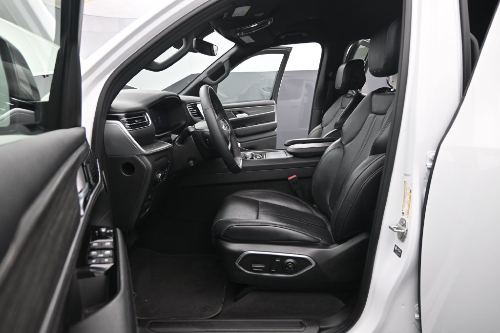 Used 2024 Jeep Wagoneer L Series II AWD/4WD image 11