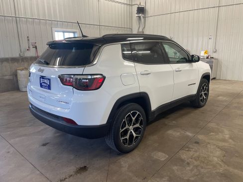 Used 2024 Jeep Compass Limited image 5