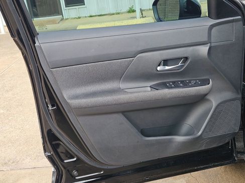 Used 2025 Nissan Kicks SV AWD/4WD image 14