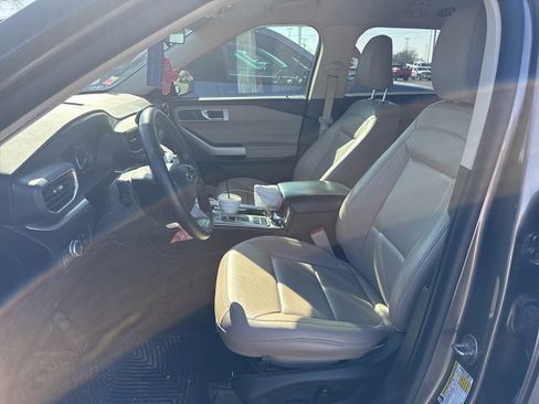 Used 2021 Ford Explorer XLT w/ Equipment Group 202A image 5