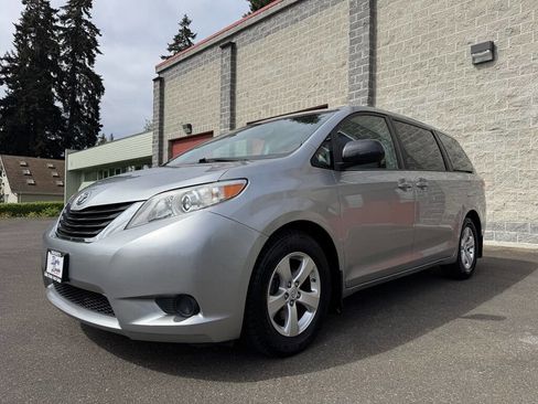 Used 2013 Toyota Sienna LE w/ Towing Pkg FWD image 4