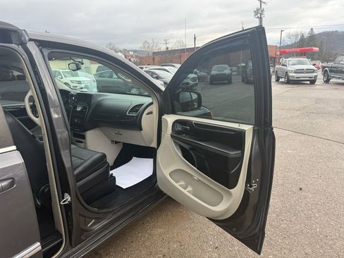 Used 2015 Chrysler Town & Country Touring image 58