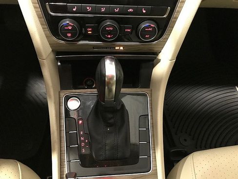Used 2018 Volkswagen Passat 2.0T SE FWD image 28