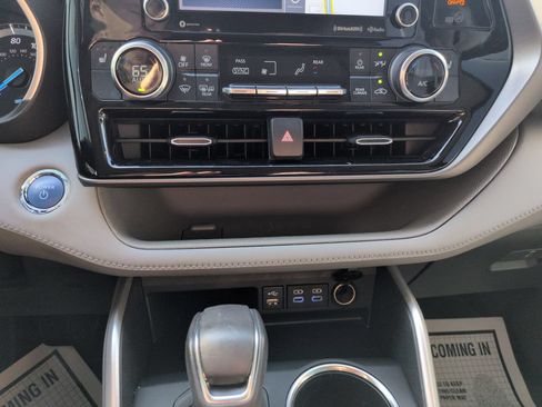 Used 2022 Toyota Highlander XLE FWD image 18