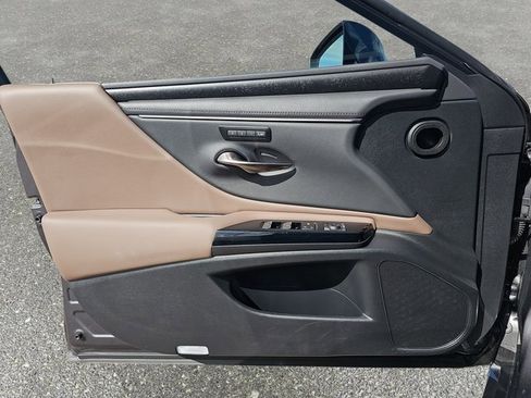 Certified 2025 Lexus ES 300h w/ Premium Package image 27