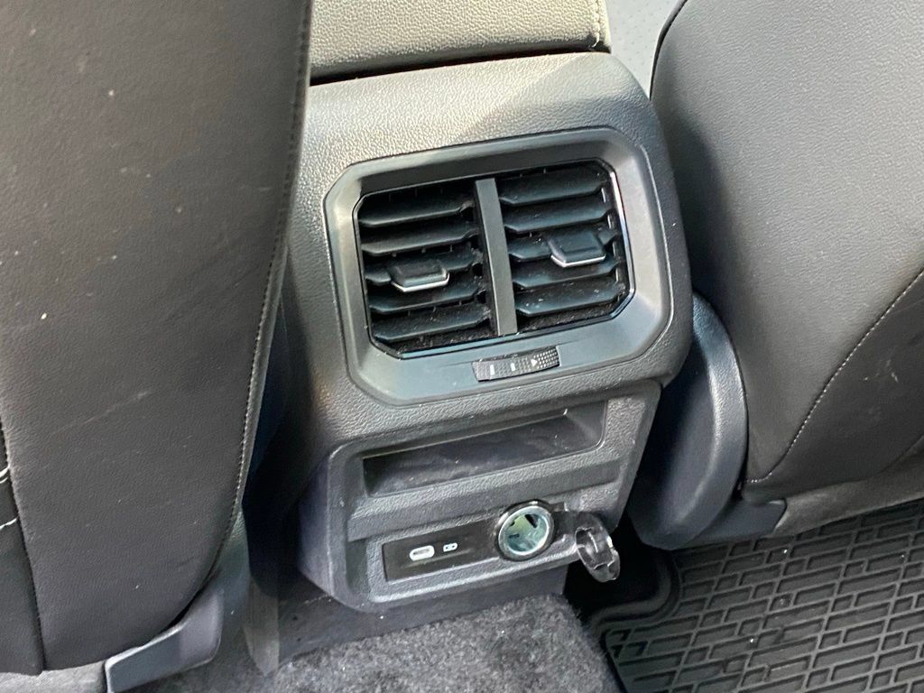 Used 2024 Volkswagen Tiguan SE w/ Panoramic Sunroof Package FWD image 29