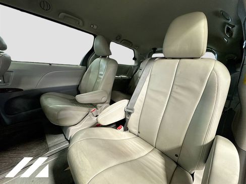 Used 2014 Toyota Sienna XLE w/ Entertainment Package image 26