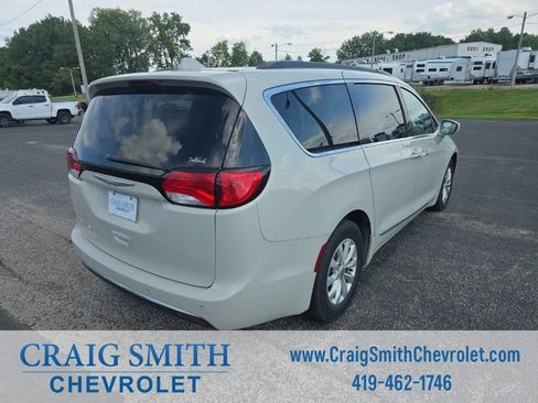 Used 2017 Chrysler Pacifica Touring-L FWD image 5