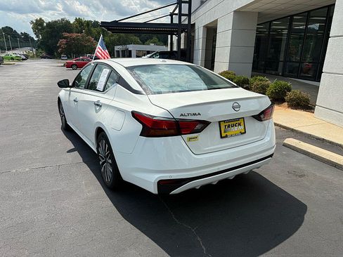 Used 2025 Nissan Altima 2.5 SV FWD image 3