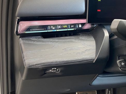 New 2026 BMW 550e xDrive w/ Premium Package image 25