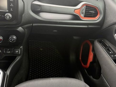 Used 2019 Jeep Renegade Sport image 30