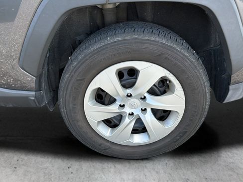 Used 2021 Toyota RAV4 LE AWD/4WD image 23