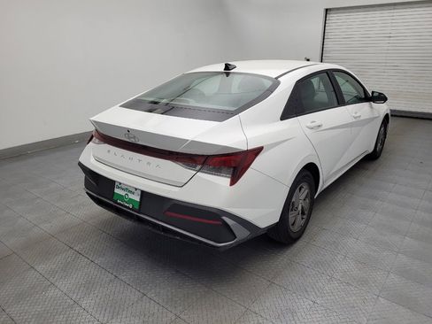 Used 2025 Hyundai Elantra SE image 9