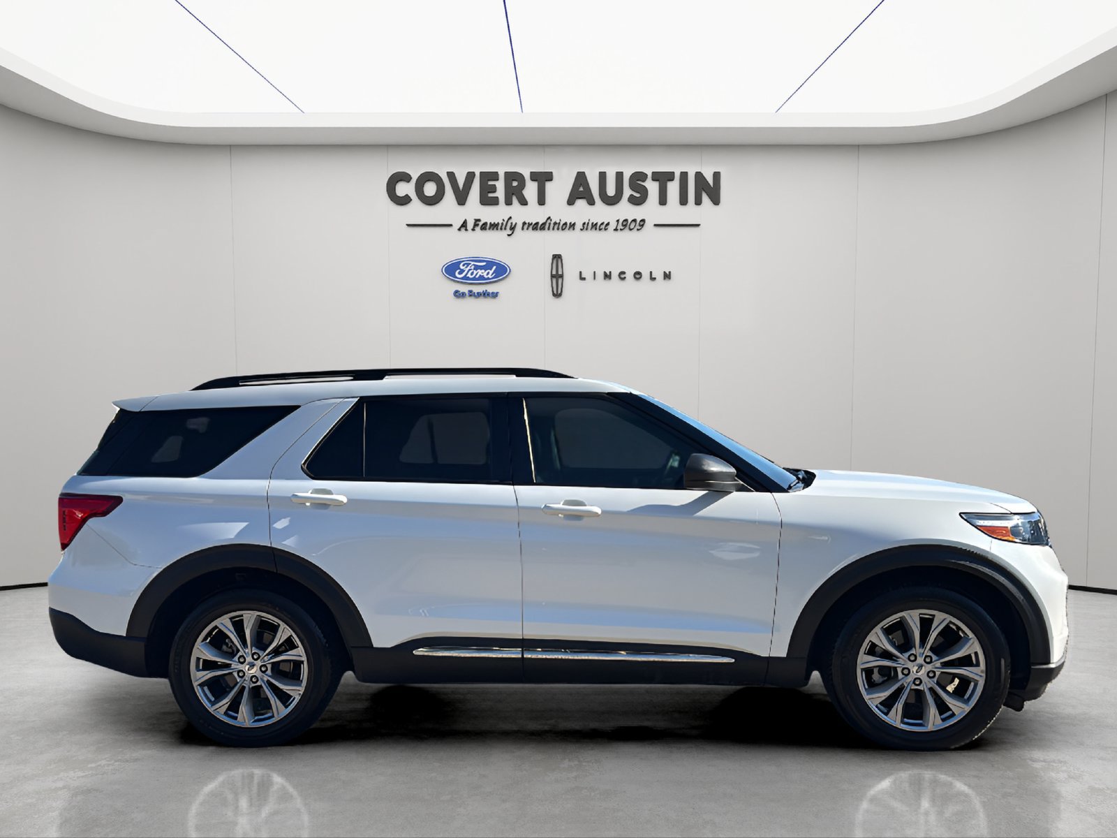 Used 2023 Ford Explorer XLT w/ Equipment Group 202A RWD image 6