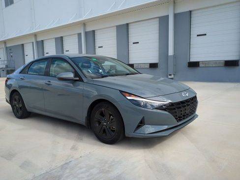 Used 2023 Hyundai Elantra SEL image 3