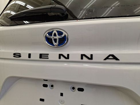 Used 2025 Toyota Sienna LE image 23