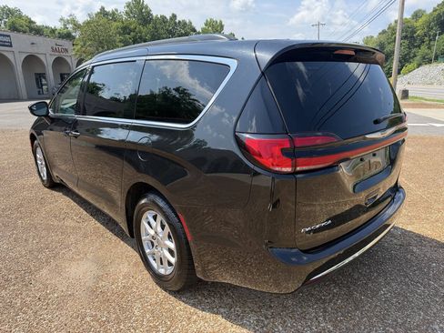 Used 2022 Chrysler Pacifica Touring-L FWD image 5