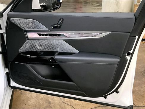 Used 2023 BMW i7 xDrive60 w/ Executive Package 2 AWD/4WD image 27