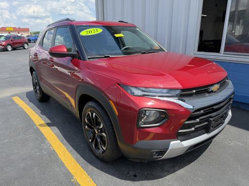 Used 2021 Chevrolet TrailBlazer LT w/ Convenience Package FWD image 2