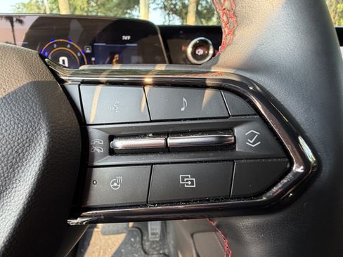 Used 2025 Chevrolet Traverse RS FWD image 20
