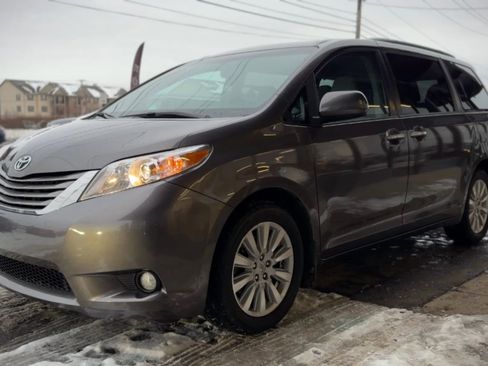 Used 2017 Toyota Sienna XLE image 6
