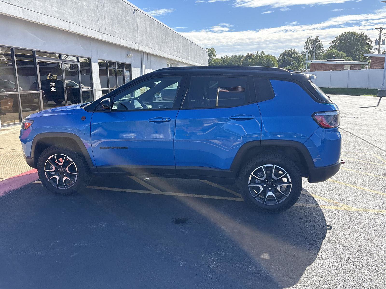 Used 2025 Jeep Compass Trailhawk w/ Sun & Sound Group AWD/4WD image 8