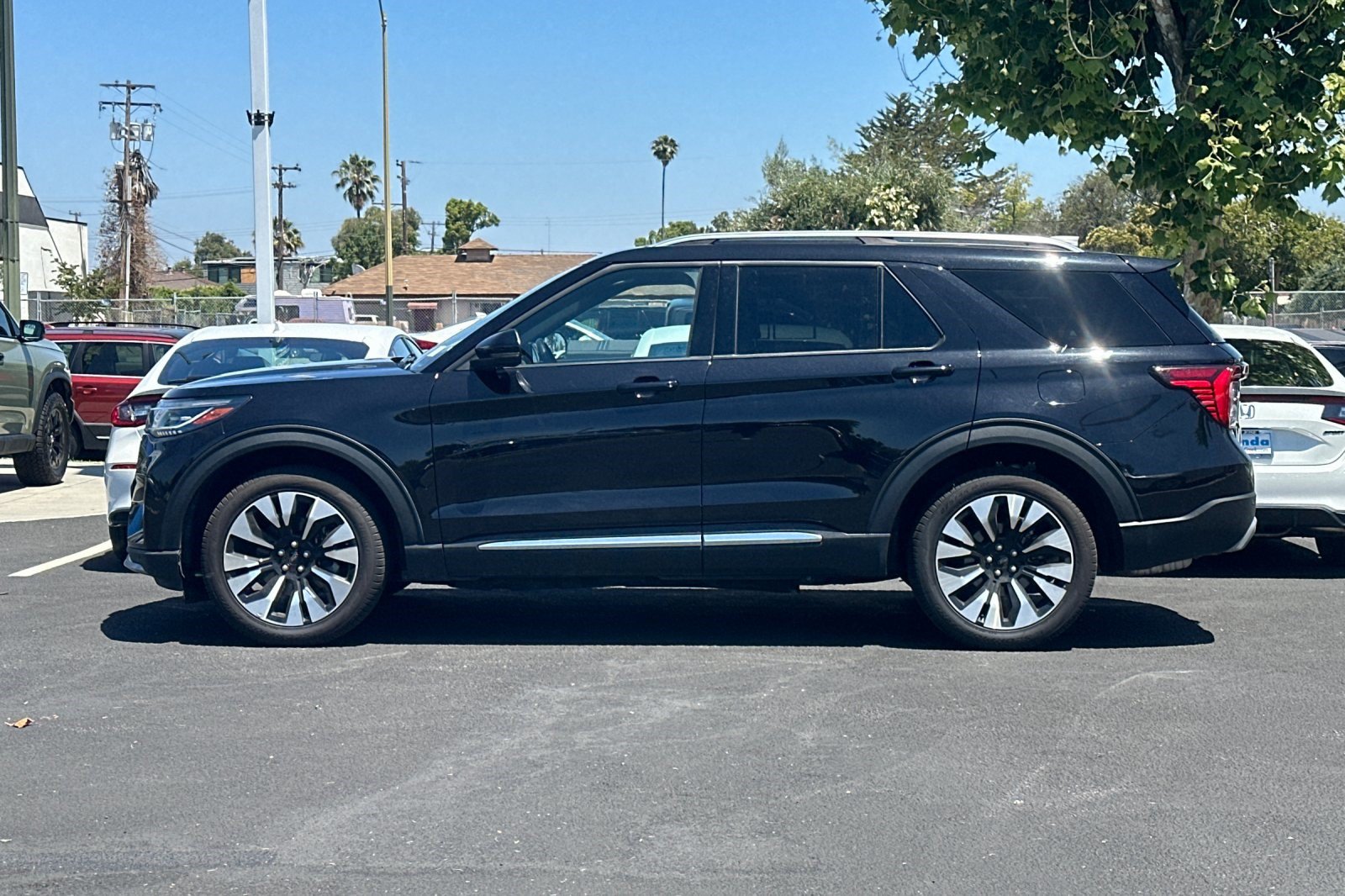 Used 2025 Ford Explorer Platinum w/ LUX Leather Package AWD/4WD image 2