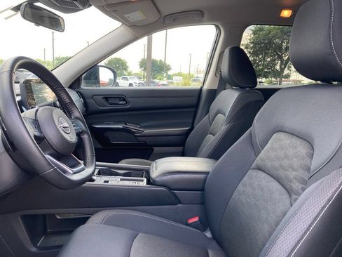 Used 2024 Nissan Pathfinder SV FWD image 8