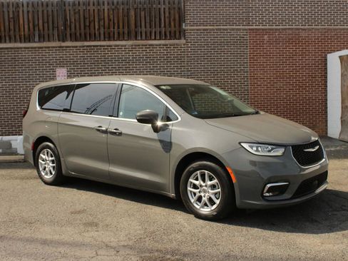 Used 2023 Chrysler Pacifica Touring-L FWD image 1