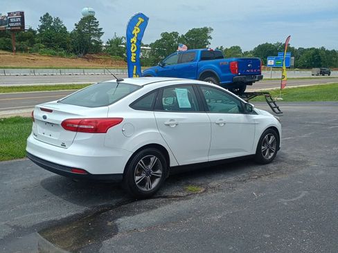 Used 2018 Ford Focus SE w/ SE Appearance Package FWD image 5