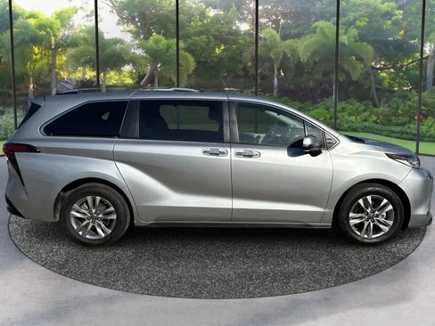 Used 2022 Toyota Sienna Limited FWD image 4