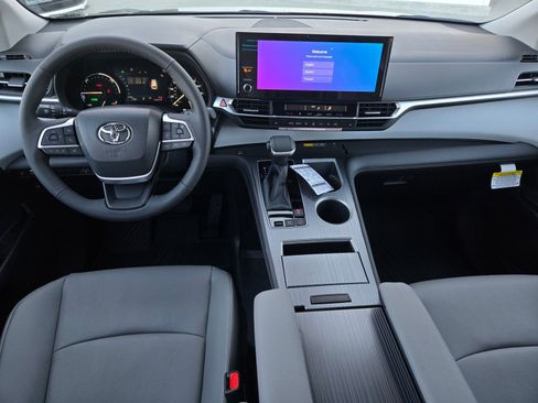 Certified 2026 Toyota Sienna XLE FWD image 14