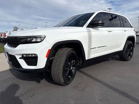 Used 2023 Jeep Grand Cherokee Limited w/ Black Appearance Package image 7