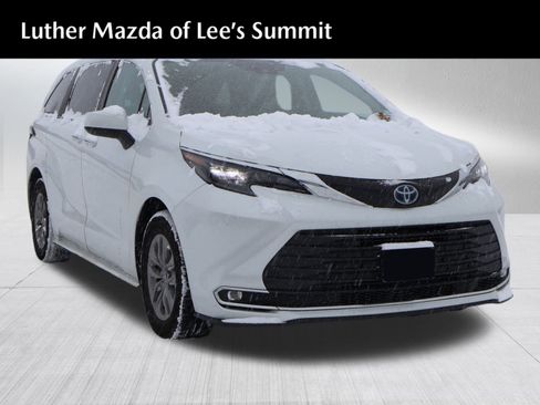 Used 2024 Toyota Sienna XLE image 1